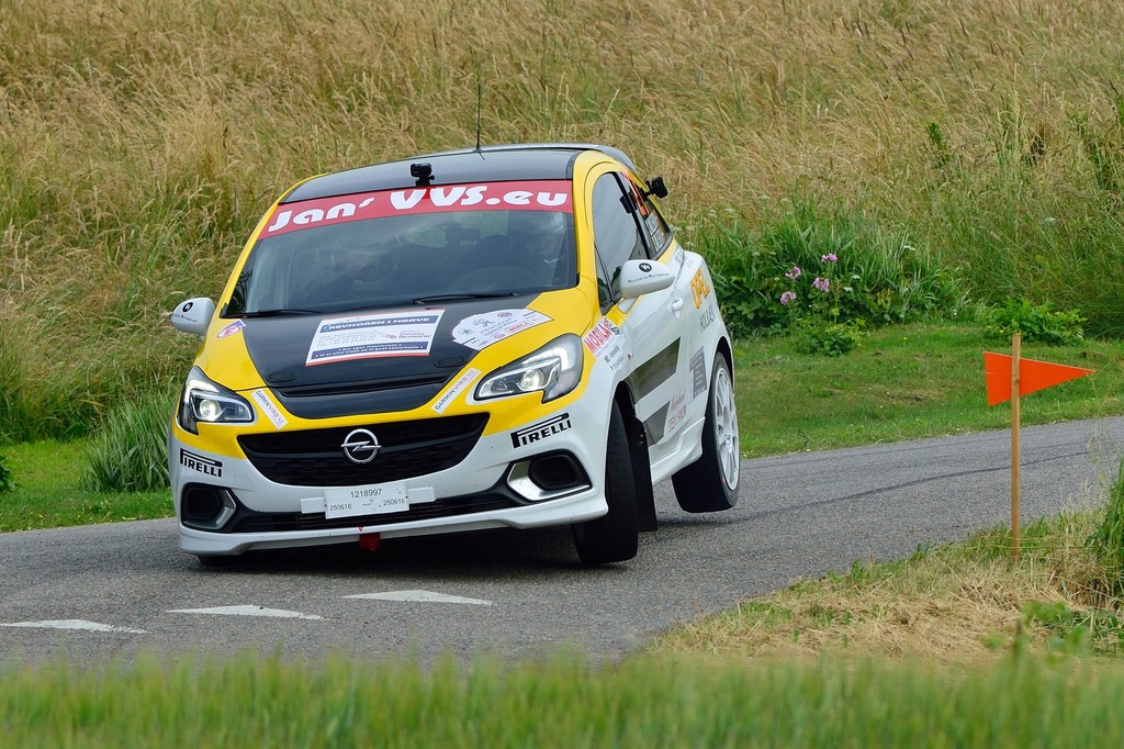Simon og Sune Vallentin har deres Opel Corsa OPC oppe på to hjul på vej mod sejren i Opel Corsa Rally Cup og danmarksmesterskabet i Gruppe E
(Foto: Michael Eisenberg)